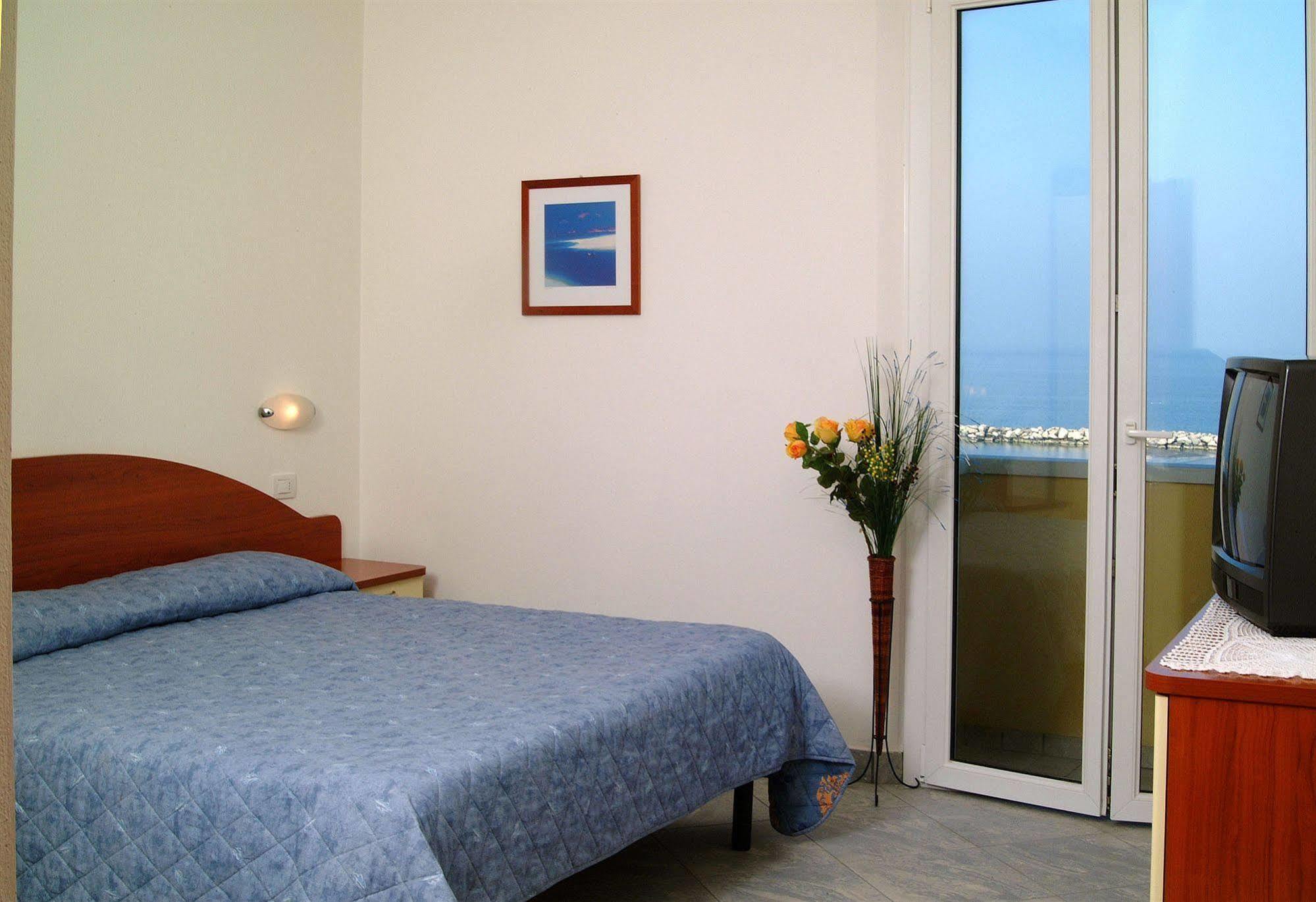 Residence Algarve Ρίμινι Εξωτερικό φωτογραφία